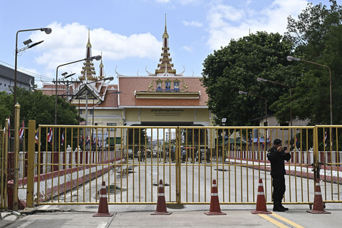 Kepolisian Thailand berjaga di Pos Pemeriksaan Perbatasan Internasional Ban Khlong Luek yang ditutup antara Thailand dan Kamboja, di distrik Aranyaprathet, Thailand, Selasa (24/6/2025). Foto: Lillian Suwanrumpha/AFP