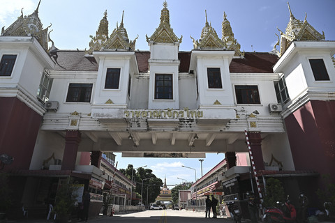 Kepolisian Thailand berjaga di Pos Pemeriksaan Perbatasan Internasional Ban Khlong Luek yang ditutup antara Thailand dan Kamboja, di distrik Aranyaprathet, Thailand, Selasa (24/6/2025). Foto: Lillian Suwanrumpha/AFP