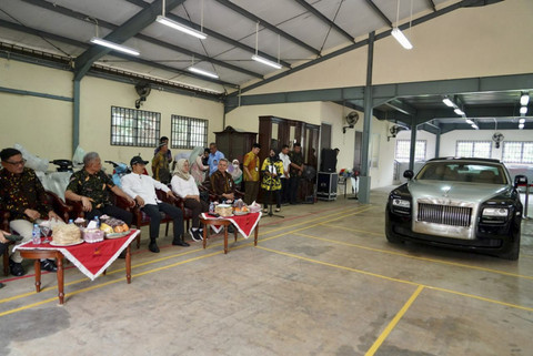 Mensos Saifullah Yusuf (Gus Ipul) dan Wamensos Agus Jabo Priyono menyerahkan mobil Rolls-Royce kepada pemenang lelang di Gedung Konvensi Taman Makam Pahlawan Nasional Kemensos, Jakarta Selatan, Selasa (24/6/2025). Foto: Dok. Kemensos