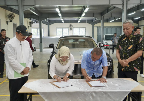 Mensos Saifullah Yusuf (Gus Ipul) dan Wamensos Agus Jabo Priyono menyerahkan mobil Rolls-Royce kepada pemenang lelang di Gedung Konvensi Taman Makam Pahlawan Nasional Kemensos, Jakarta Selatan, Selasa (24/6/2025). Foto: Dok. Kemensos