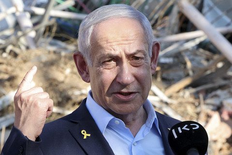 Perdana Menteri Israel Benjamin Netanyahu menjawab pertanyaan wartawan saat berkunjung ke lokasi Institut Sains Weizmann yang dihantam rudal Iran di Rehovot, Israel, Jumat (20/6/2025). Foto: Jack Guez/Pool via Reuters