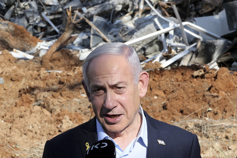 Perdana Menteri Israel Benjamin Netanyahu menjawab pertanyaan wartawan saat berkunjung ke lokasi Institut Sains Weizmann yang dihantam rudal Iran di Rehovot, Israel, Jumat (20/6/2025). Foto: Jack Guez/Pool via Reuters