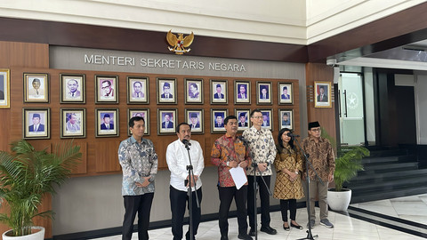 Wamensesneg Juri Ardiantoro dalam konferensi pers di Kantor Kemensetneg, Jakarta Pusat, Selasa (24/6/2025). Foto: Zamachsyari/kumparan