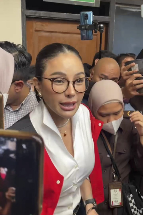 Nikita Mirzani usai jalani sidang kasus dugaan pemerasan di Pengadilan Negeri Jakarta Selatan, Selasa (24/6/2025). Foto: Aprilandika Pratama/kumparan