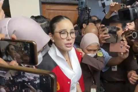 Nikita Mirzani usai jalani sidang kasus dugaan pemerasan di Pengadilan Negeri Jakarta Selatan, Selasa (24/6/2025). Foto: Aprilandika Pratama/kumparan