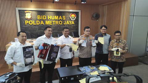 Pers rilis kasus phising dengan modus fake BTS di Polda Metro Jaya, Selasa (24/6/2025). Foto: Rachmadi Rasyad/kumparan