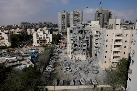 Petugas tanggap darurat melihat kondisi permukiman yang terkena dampak serangan rudal dari Iran di Be'er Sheva, Israel, Selasa (24/6/2025). Foto: Amir Cohen/REUTERS