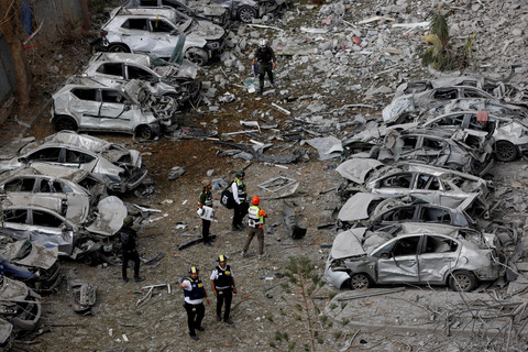 Petugas tanggap darurat melihat kondisi permukiman yang terkena dampak serangan rudal dari Iran di Be'er Sheva, Israel, Selasa (24/6/2025). Foto: Amir Cohen/REUTERS