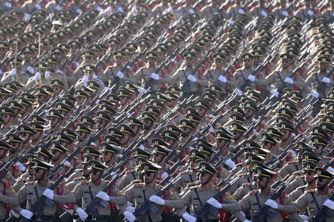 Tentara dari sebuah unit tentara Iran berbaris selama parade militer tahunan yang menandai peringatan pecahnya perang tahun 1980-1988 dengan Irak di bawah kepemimpinan Saddam Hussein, di Teheran (21/9/2024). Foto: Atta Kenare/AFP