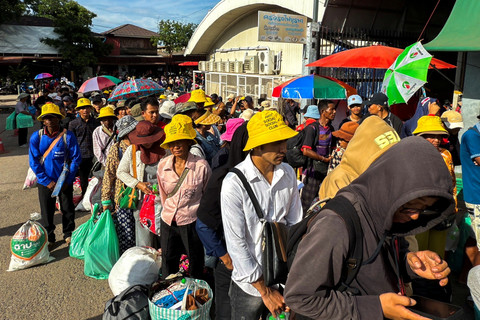 Warga Kamboja mengantre untuk menyeberangi Pos Pemeriksaan Perbatasan Khlong Luek yang ditutup militer Thailand di tengah meningkatnya ketegangan akibat sengketa perbatasan di provinsi Sa Kaeo, Thailand, Selasa (24/6/2025). Foto: Gobthanadesh Toraksa/REUTERS