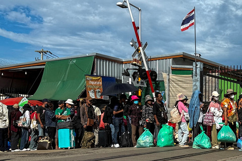 Warga Kamboja mengantre untuk menyeberangi Pos Pemeriksaan Perbatasan Khlong Luek yang ditutup militer Thailand di tengah meningkatnya ketegangan akibat sengketa perbatasan di provinsi Sa Kaeo, Thailand, Selasa (24/6/2025). Foto: Gobthanadesh Toraksa/REUTERS