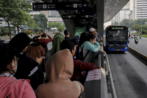 Sejumlah pegawai kantoran menunggu kedatangan bus Transjakarta di Halte Tosari, Jakarta, Selasa (24/6/2025). Foto: Jamal Ramadhan/kumparan