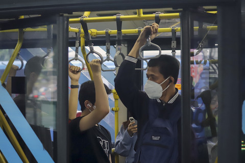 Sejumlah pegawai kantoran menunggu berada di dalam bus Transjakarta di Jakarta, Selasa (24/6/2025). Foto: Jamal Ramadhan/kumparan