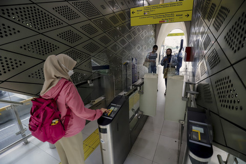 Sejumlah pegawai kantoran berjalan masuk halte bus Transjakarta di Halte Tosari, Jakarta, Selasa (24/6/2025). Foto: Jamal Ramadhan/kumparan