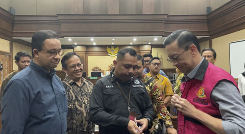 Anies Baswedan menyaksikan Tom Lembong memakai rompi tahanan, usai persidangan di Pengadilan Tipikor, Jakarta, Selasa (24/6/2025). Foto: Fadhil Pramudya/kumparan