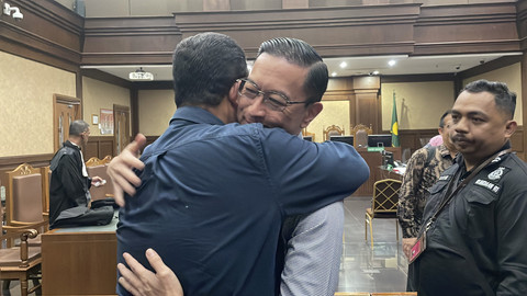 Momen Anies Baswedan berpelukan dengan Tom Lembong, usai persidangan di Pengadilan Tipikor Jakarta, Selasa (24/6/2025). Foto: Fadhil Pramudya/kumparan