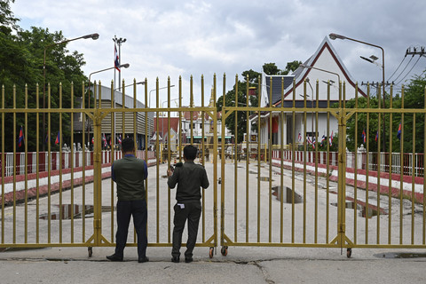 Kepolisian Thailand berjaga di Pos Pemeriksaan Perbatasan Internasional Ban Khlong Luek yang ditutup antara Thailand dan Kamboja, di distrik Aranyaprathet, Thailand, Selasa (24/6/2025). Foto: Tang Chhin Sothy/AFP