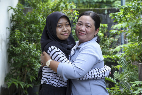 Rofidah Nurhana Lestari (18) bersama kedua orang tuanya. Anak sopir truk jerami di Gunungkidul ini lolos kuliah gratis di UGM. Foto: Dok. UGM
