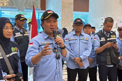 Dirjen Penyelenggaraan Haji dan Umrah Kemenag Hilman Latief menyapa jemaah haji di Makkah. Foto: Moh Fajri/kumparan