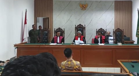 Suasana sidang putusan Eks Sekretaris Daerah Kota Bandung Ema Sumarna dalam perkara kasus korupsi Bandung Smart City di Pengadilan Hubungan Internasional (PHI) Bandung, Selasa (24/6/2025). Foto: Istimewa