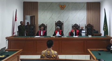 Suasana sidang putusan Eks Sekretaris Daerah Kota Bandung Ema Sumarna dalam perkara kasus korupsi Bandung Smart City di Pengadilan Hubungan Internasional (PHI) Bandung, Selasa (24/6/2025). Foto: Istimewa