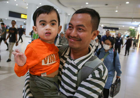 Sejumlah Warga Negara Indonesia (WNI) berjalan keluar terminal setibanya dari Iran di Terminal 3 Bandara Soekarno Hatta, Selasa (24/6/2025). Foto: Muhammad Iqbal/ANTARA