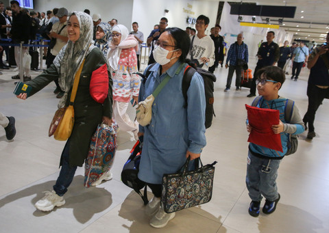 Sejumlah Warga Negara Indonesia (WNI) berjalan keluar terminal setibanya dari Iran di Terminal 3 Bandara Soekarno Hatta, Selasa (24/6/2025). Foto: Muhammad Iqbal/ANTARA FOTO