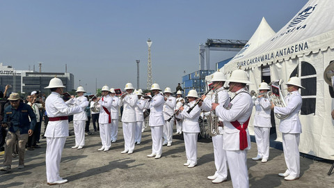 Upacara penyambutan kapal perang Inggris HMS Richmond di Pelabuhan Tanjung Priok, Jakarta Utara, Rabu (25/6/2025). Foto: Nasywa Athifah/kumparan