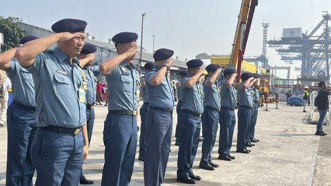 Upacara penyambutan kapal perang Inggris HMS Richmond di Pelabuhan Tanjung Priok, Jakarta Utara, Rabu (25/6/2025). Foto: Nasywa Athifah/kumparan