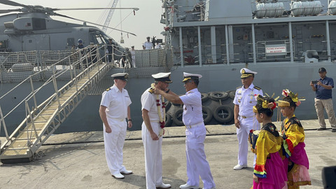 Suasana saat penyambutan Komandan HMS Richmond, Richard Kemp dan awak kapal di Pelabuhan Tanjung Priok, Jakarta Utara, Rabu (25/6/2025). Foto: Nasywa Athifah/kumparan