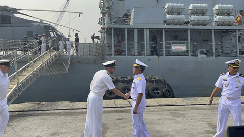 Suasana saat penyambutan Komandan HMS Richmond, Richard Kemp dan awak kapal di Pelabuhan Tanjung Priok, Jakarta Utara, Rabu (25/6/2025). Foto: Nasywa Athifah/kumparan