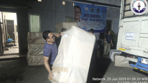 Kemensos menyalurkan bantuan kepada warga terdampak banjir rob di Penjaringan, Jakarta Utara, Rabu (25/6/2025). Foto: Dok. Kemensos