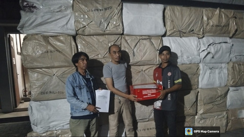 Kemensos menyalurkan bantuan kepada warga terdampak banjir rob di Penjaringan, Jakarta Utara, Rabu (25/6/2025). Foto: Dok. Kemensos