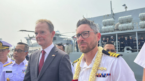 Duta Besar Inggris untuk Indonesia Dominic Jermey (kiri) dan Komandan kapal HMS Richmond Commander Richard Kemp (kanan) di Pelabuhan Tanjung Priok, Jakarta Utara, Rabu (25/6/2025).  Foto: Nasywa Athifah/kumparan