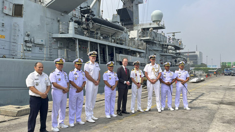Duta Besar Inggris untuk Indonesia Dominic Jermey dan Komandan kapal HMS Richmond Commander Richard Kemp di Pelabuhan Tanjung Priok, Jakarta Utara, Rabu (25/6/2025). Foto: Nasywa Athifah/kumparan