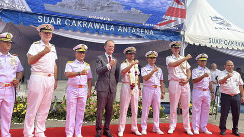 Duta Besar Inggris untuk Indonesia Dominic Jermey dan Komandan kapal HMS Richmond Commander Richard Kemp di Pelabuhan Tanjung Priok, Jakarta Utara, Rabu (25/6/2025).  Foto: Nasywa Athifah/kumparan