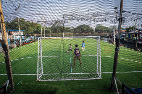 Anak-anak bermain bola di Lapangan Apung Bela Negara, Muara Angke, Jakarta, Rabu (25/6/2025). Foto: ANTARA FOTO/Bayu Pratama S