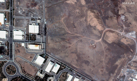 Citra satelit menunjukkan kawah-kawah bekas serangan udara yang tertutup tanah di Fasilitas Pengayaan Natanz, menyusul serangan udara AS di tengah konflik Iran-Israel, di Daerah Natanz, Iran, 24 Juni 2025. Foto: Maxar Technologies/Handout via REUTERS