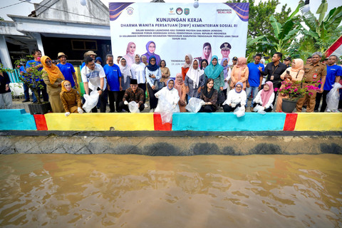 Penasihat I DWP Kemensos Fatma Saifullah Yusuf didampingi Bupati Trenggalek Mochamad Nur Arifin dan anggota Komisi VII DPR RI Novita Hardini meninjau sungai lokasi kerja bakti dan mengikuti kegiatan penaburan bibit ikan mujair. Foto: Dok. Kemensos