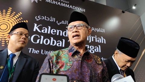 Ketua Umum PP Muhammadiyah Haedar Nashir ditemui usai meluncurkan Kalender Hijriah Global Tunggal (KHGT) di Convention Hall Kampus Universitas Aisyiyah (UNISA) Yogyakarta, Kabupaten Sleman, Rabu (25/6). Foto: Arfiansyah Panji/kumparan
