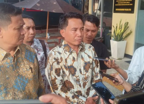 Suhartono pengacara Kompol Yogi, dan timnya, saat ditemui di gedung Ditreskrimum Polda NTB pada Senin (23/6/2025). Dok: Antara/Dhimas BP