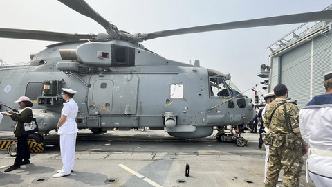 Helikoper yang ada dibawa kapal perang Kerajaan Inggris HMS Richmond saat berlabuh di Pelabuhan Tanjung Priok, Jakarta Utara, Rabu (25/6/2025). Foto: Nasywa Athifah/kumparan
