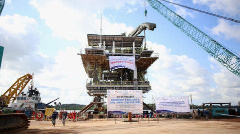 Usai fabrikasi, struktur top side Anjungan OOA dengan bobot 530 metrik ton siap dikirim melalui jalur laut ke pesisir Laut Jawa. Setibanya di lokasi, top side akan dirakit dengan jacket anjungan dan dihubungkan melalui pipa penyalur bawah laut ke fasilitas Onshore Processing Facility (OPF) Balongan, Indramayu. Foto: Dok. Pertamina