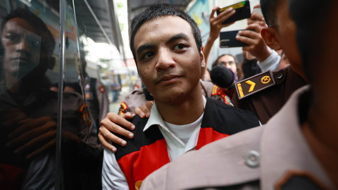 Terdakwa Vadel Bajideh tiba untuk menjalani sidang perdana terkait kasus persetubuhan di Pengadilan Negeri Jakarta Selatan, Jakarta, Rabu, (25/6/2025). Foto: Agus Apriyanto