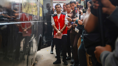 Terdakwa Vadel Bajideh tiba untuk menjalani sidang perdana terkait kasus persetubuhan di Pengadilan Negeri Jakarta Selatan, Jakarta, Rabu, (25/6/2025). Foto: Agus Apriyanto
