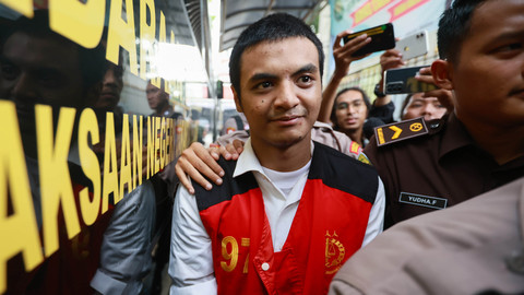 Terdakwa Vadel Bajideh tiba untuk menjalani sidang perdana terkait kasus persetubuhan di Pengadilan Negeri Jakarta Selatan, Jakarta, Rabu, (25/6/2025). Foto: Agus Apriyanto