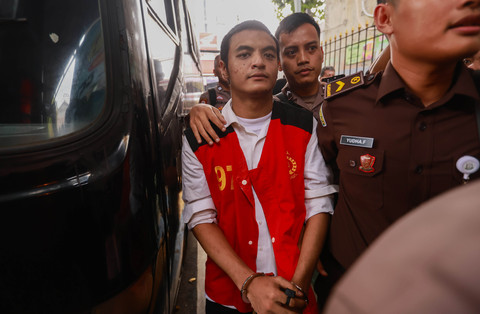 Terdakwa Vadel Bajideh tiba untuk menjalani sidang perdana terkait kasus persetubuhan di Pengadilan Negeri Jakarta Selatan, Jakarta, Rabu, (25/6/2025). Foto: Agus Apriyanto