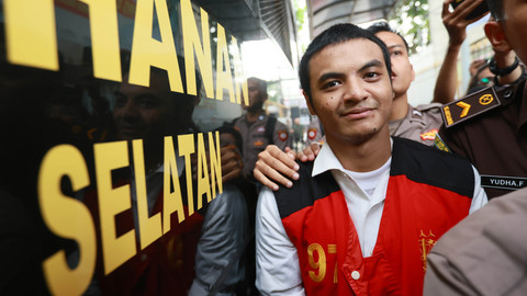Terdakwa Vadel Bajideh tiba untuk menjalani sidang perdana terkait kasus persetubuhan di Pengadilan Negeri Jakarta Selatan, Jakarta, Rabu, (25/6/2025). Foto: Agus Apriyanto