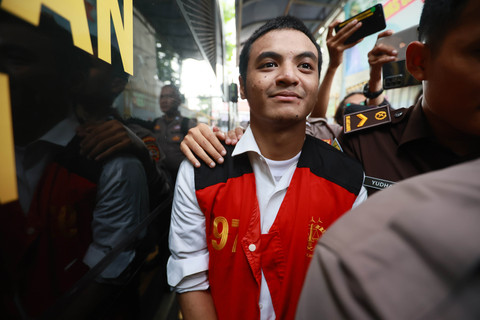 Terdakwa Vadel Bajideh tiba untuk menjalani sidang perdana terkait kasus persetubuhan di Pengadilan Negeri Jakarta Selatan, Jakarta, Rabu, (25/6/2025). Foto: Agus Apriyanto