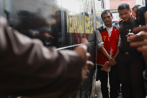 Terdakwa Vadel Bajideh tiba untuk menjalani sidang perdana terkait kasus persetubuhan di Pengadilan Negeri Jakarta Selatan, Jakarta, Rabu, (25/6/2025). Foto: Agus Apriyanto